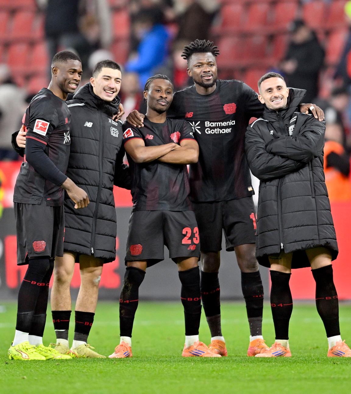 Leverkusens Fußballer Christian Kofane, Ibrahim Maza, Nathan Tella, Edmond Tapsoba und Aleix Garcia posieren zusammen nach dem Spiel.