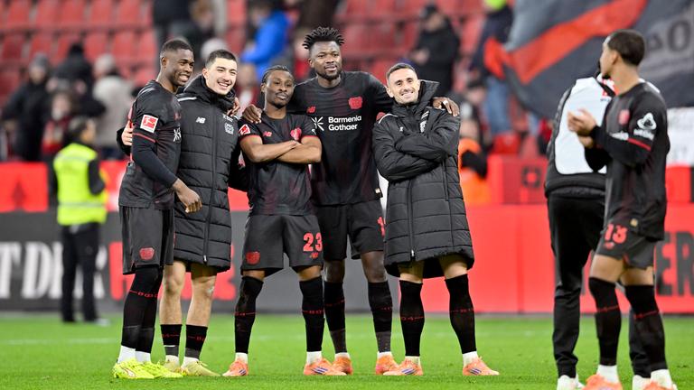 Leverkusens Fußballer Christian Kofane, Ibrahim Maza, Nathan Tella, Edmond Tapsoba und Aleix Garcia posieren zusammen nach dem Spiel.