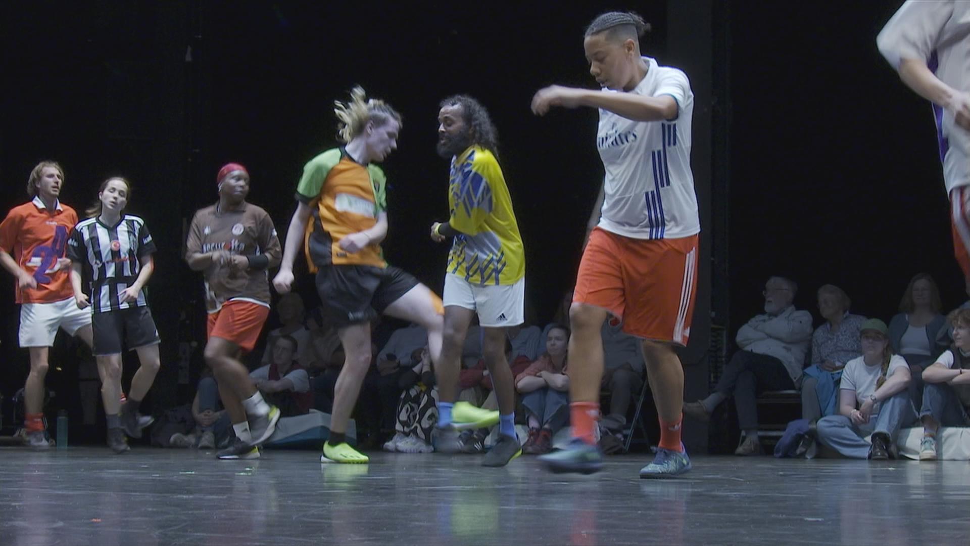 Fußballer führen ihren Fußball-Tanz auf.