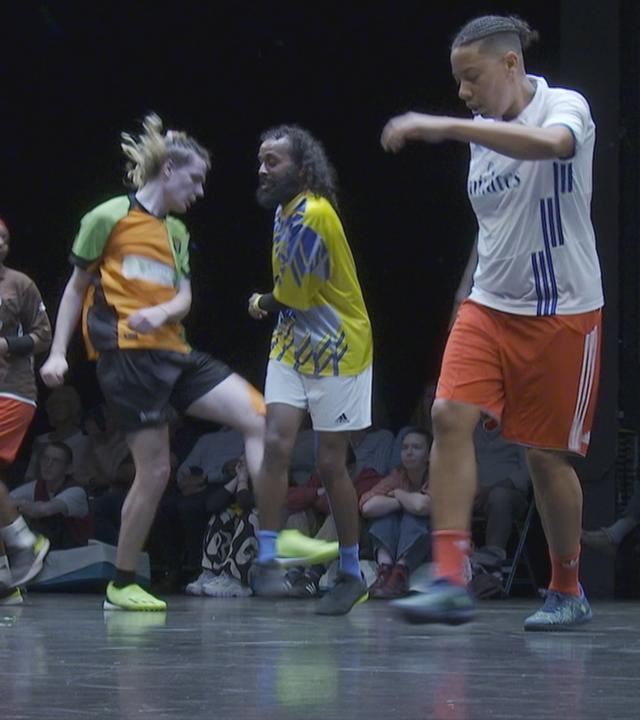 Fußballer führen ihren Fußball-Tanz auf.