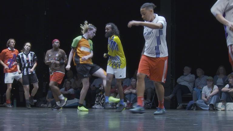 Fußballer führen ihren Fußball-Tanz auf.