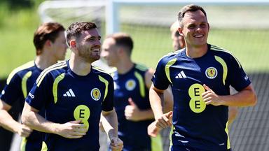 Andy Robertson und Lawrence Shankland von Schottland