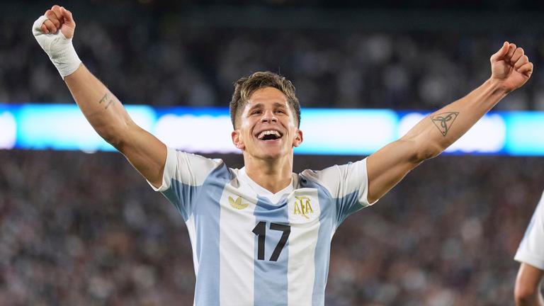 Der argentinische Fußballer Giuliano Simeone beim Spiel gegen Brasilien im Stadion Monumental in Buenos Aires