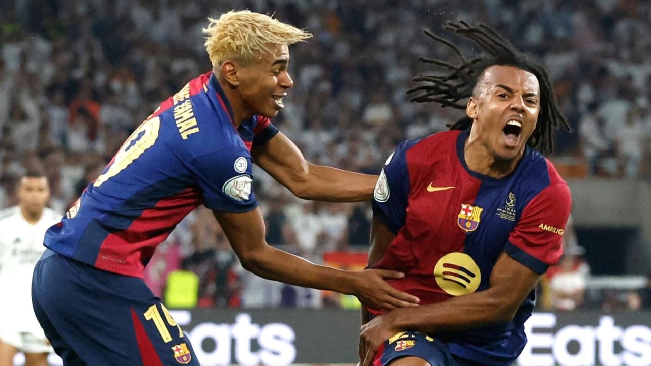 Barcelona-Spieler Jules Kounde (r) jubelt nach dem dritten Tor im Match gegen Real Madrid.