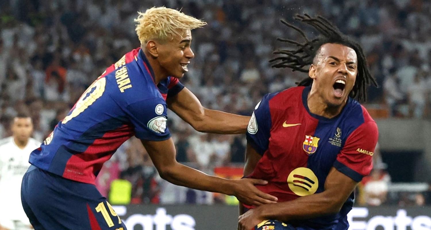 Barcelona-Spieler Jules Kounde (r) jubelt nach dem dritten Tor im Match gegen Real Madrid.