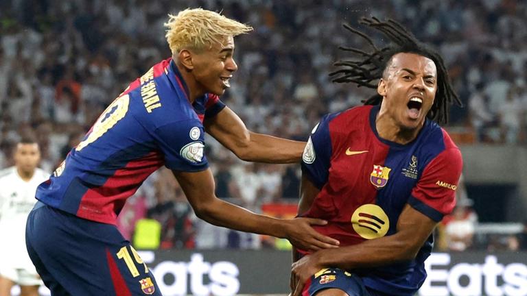 Barcelona-Spieler Jules Kounde (r) jubelt nach dem dritten Tor im Match gegen Real Madrid.