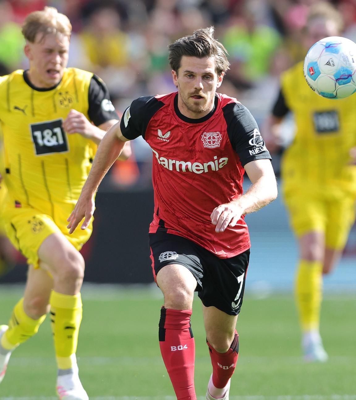 Jonas Hofmann of Bayer Leverkusen plays the ball Einzelaktion (Archivfoto)