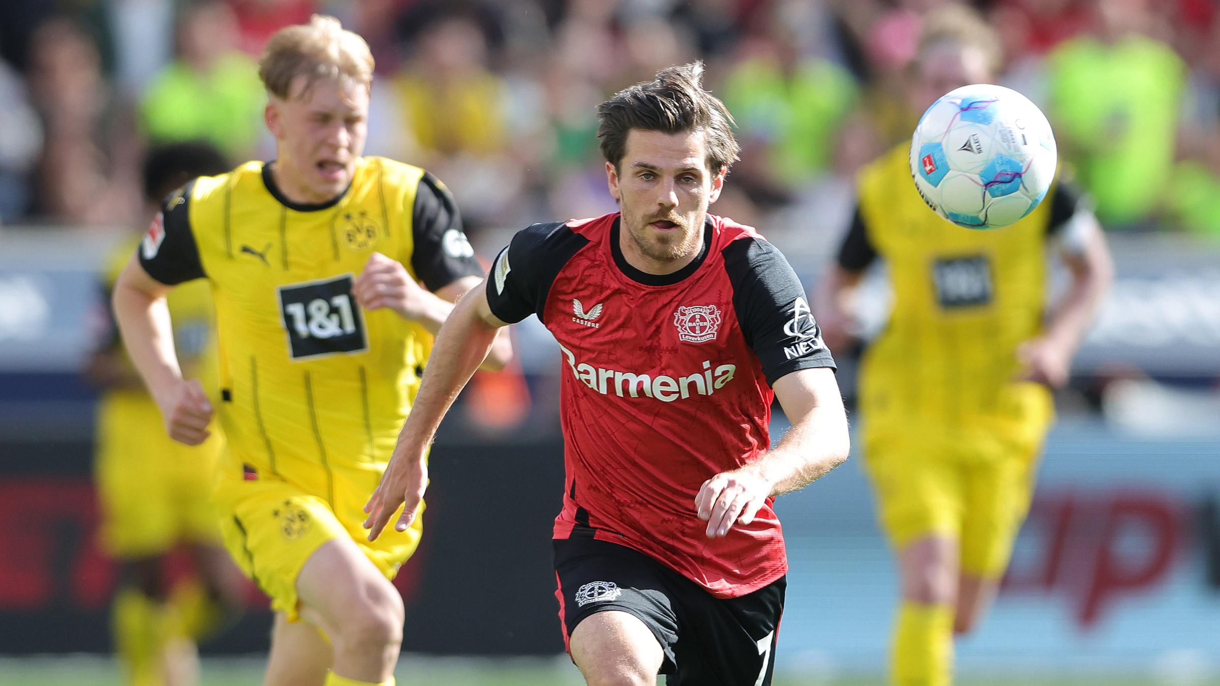 Jonas Hofmann of Bayer Leverkusen plays the ball Einzelaktion (Archivfoto)