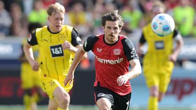 Jonas Hofmann von Bayer Leverkusen und der Dortmunder Daniel Svensson im Laufduell (Archivfoto vom 11. Mai 2025).