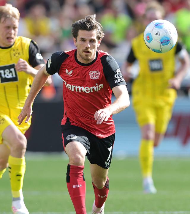 Jonas Hofmann of Bayer Leverkusen plays the ball Einzelaktion (Archivfoto)