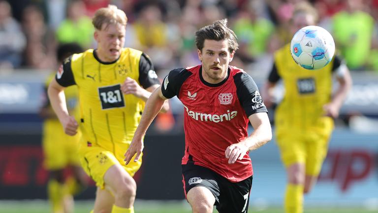 Jonas Hofmann of Bayer Leverkusen plays the ball Einzelaktion (Archivfoto)
