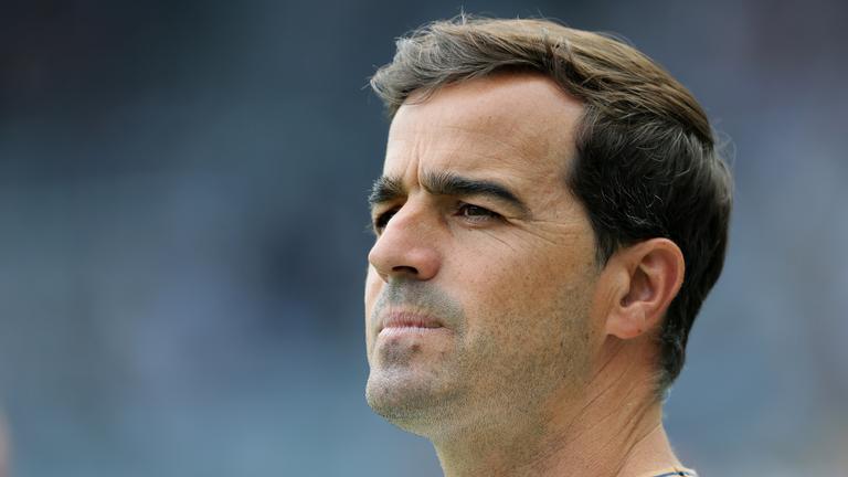 Bayer-Leverkusen-Trainer Carles Martinez Novell während des Testspiels im St. James' Park, Newcastle upon Tyne