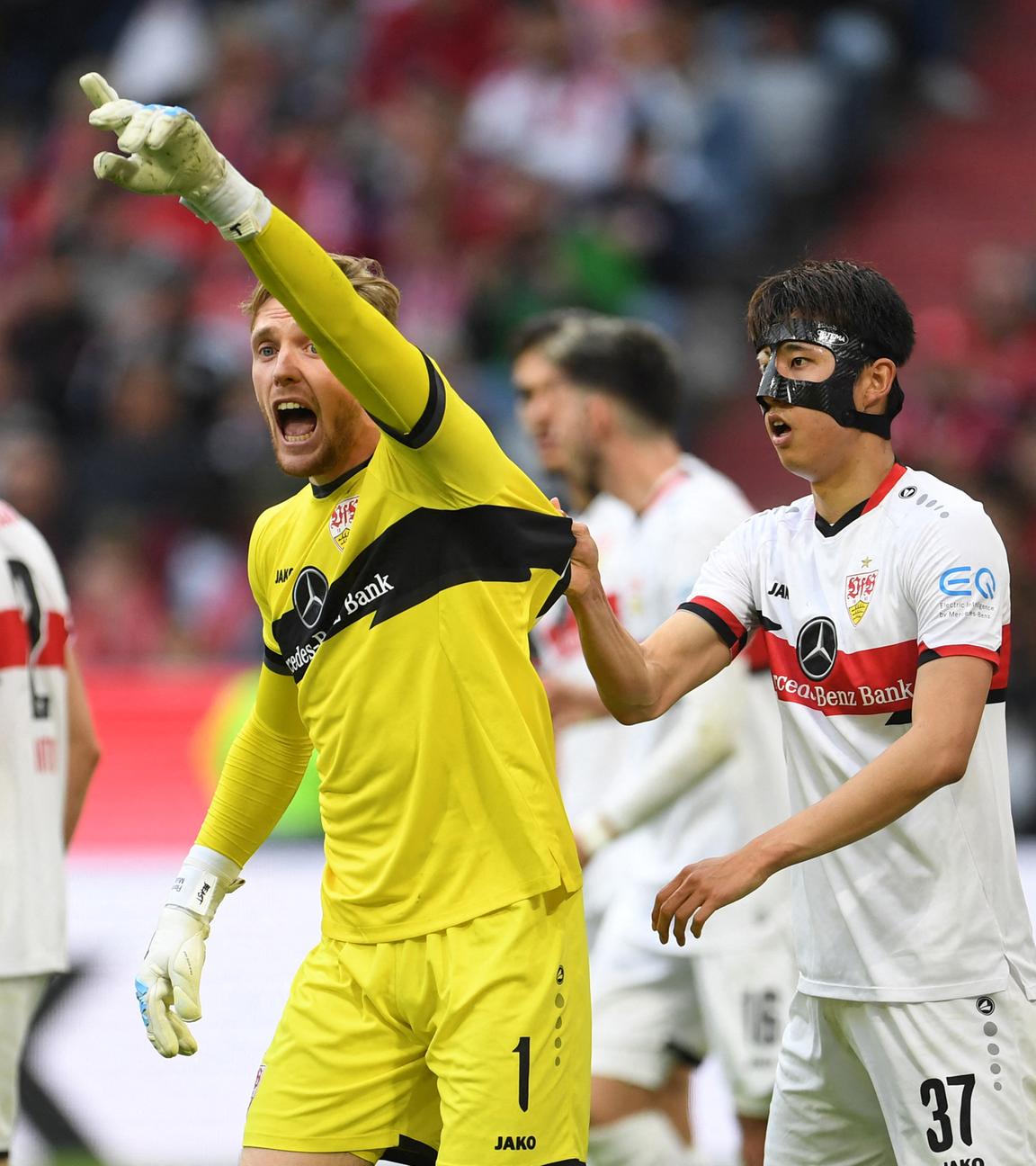 VfB-Keeper Florian Müller und Abwehrspieler Hiroki Ito.