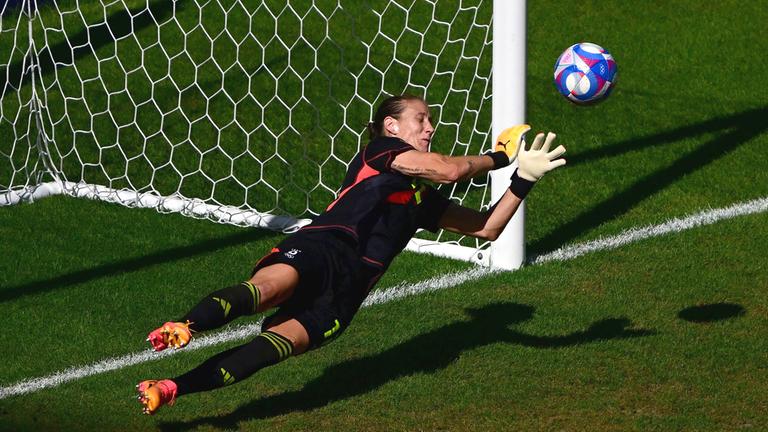 Die deutsche Torhüterin #12 Ann-Katrin Berger wehrt den Torversuch vom Elfmeterpunkt.