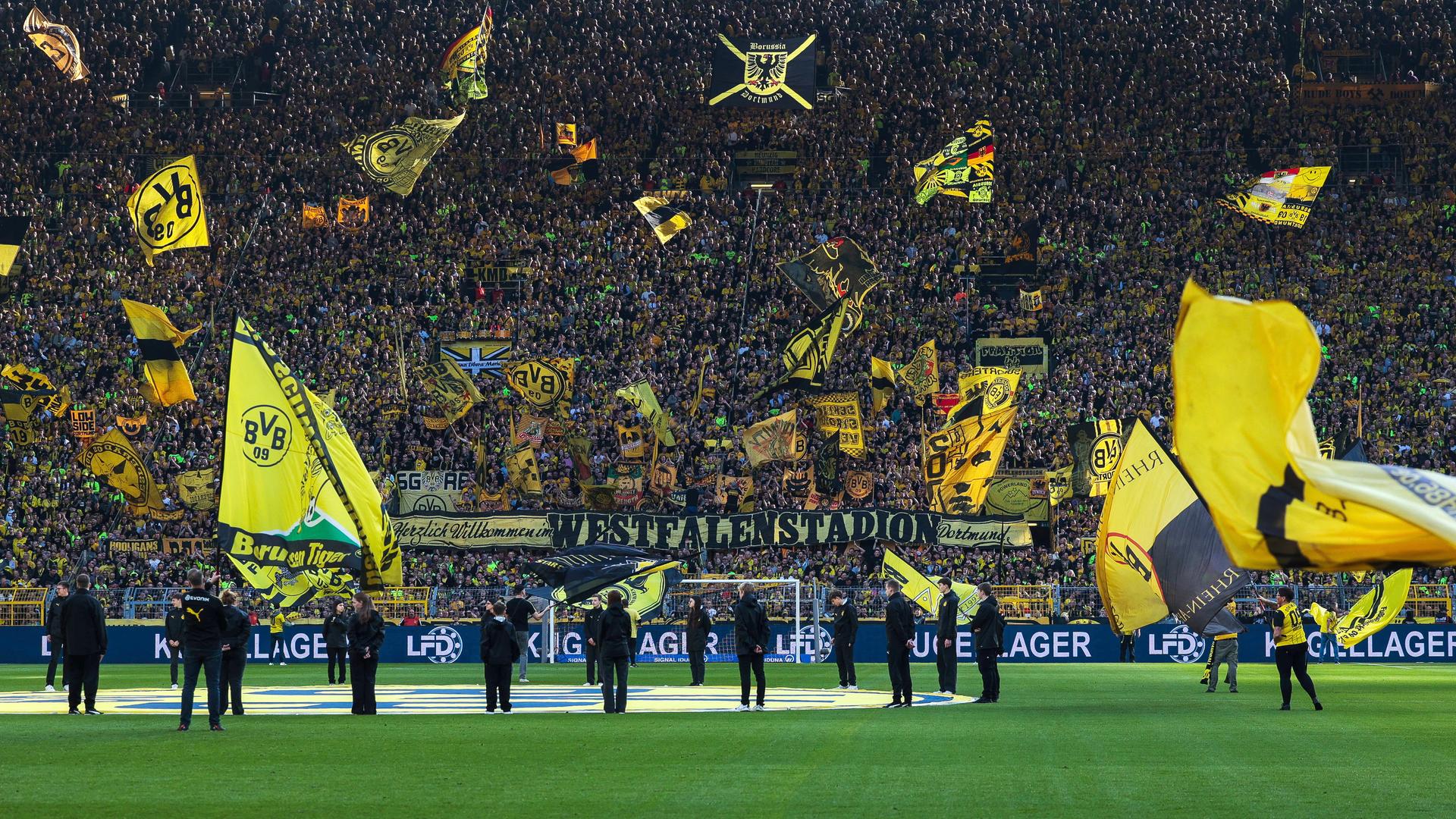 Banner auf der Südtribüne mit der Aufschrift Westfalenstadion