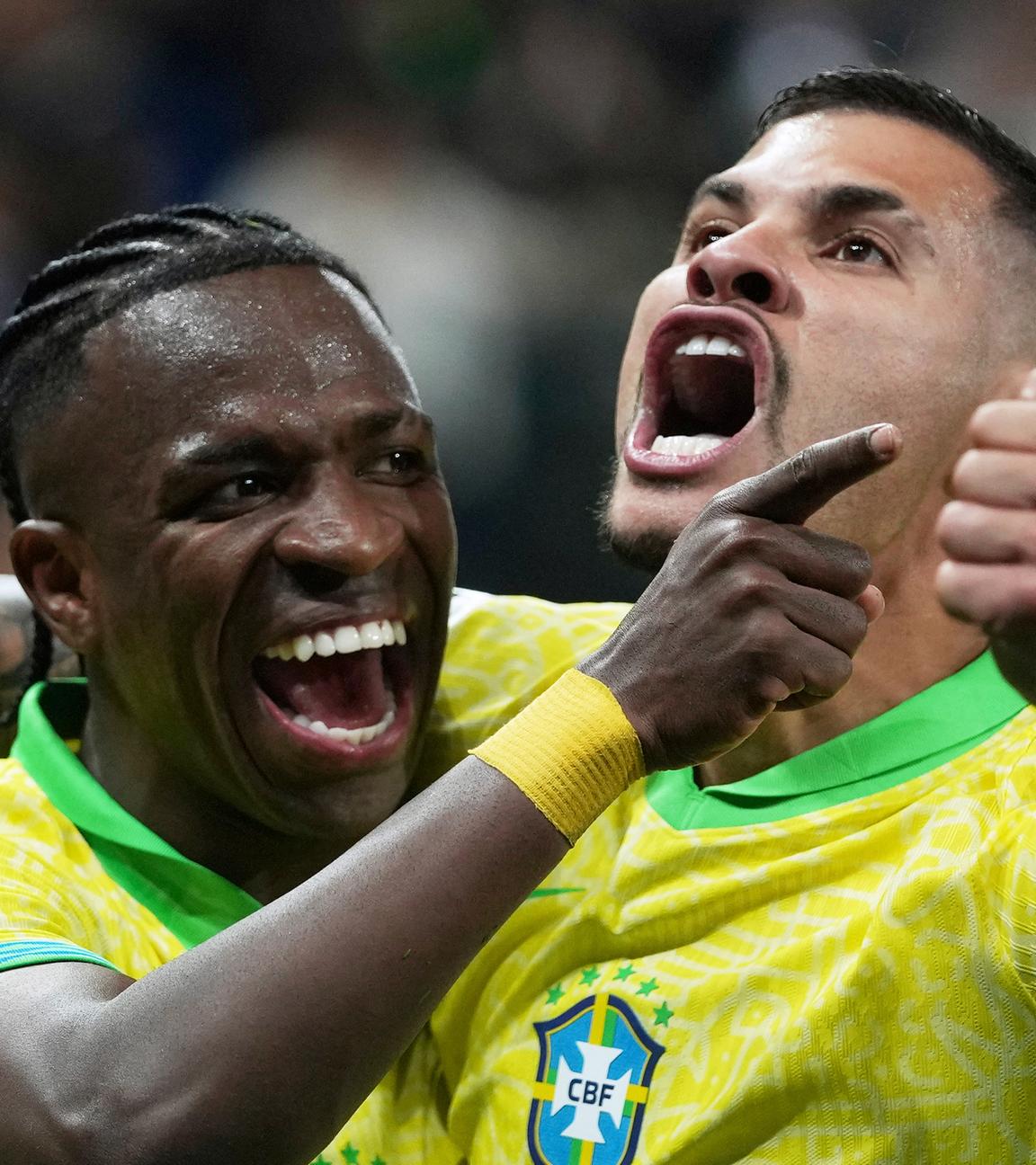 Der Brasilianer Vinicius Junior (links) jubelt mit dem Brasilianer Bruno Guimaraes nach seinem Führungstreffer gegen Paraguay während eines Qualifikationsspiels zur Fußball-Weltmeisterschaft 2026