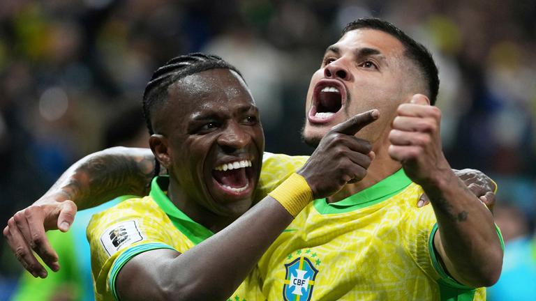 Der Brasilianer Vinicius Junior (links) jubelt mit dem Brasilianer Bruno Guimaraes nach seinem Führungstreffer gegen Paraguay während eines Qualifikationsspiels zur Fußball-Weltmeisterschaft 2026