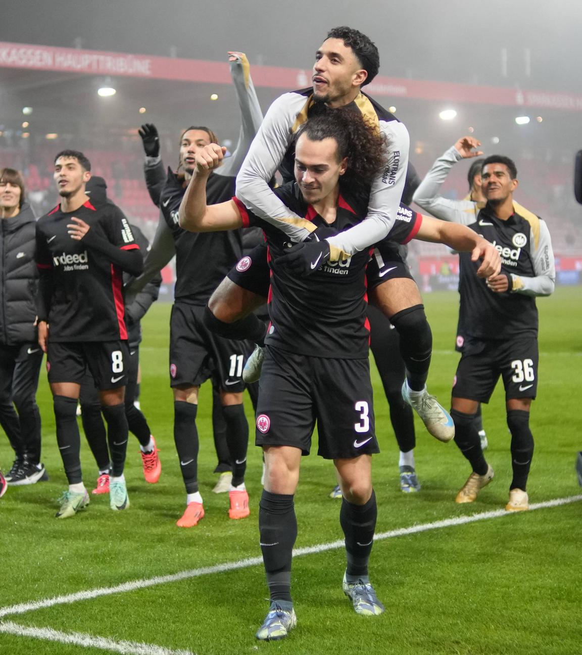 Fußball, Bundesliga, 1. FC Heidenheim - Eintracht Frankfurt: Willian Pacho (3 Eintracht Frankfurt) und Omar Marmoush (7 Eintracht Frankfurt) feiern nach dem Sieg mit den Fans beim Bundesligaspiel 1. FC Heidenheim - Eintracht Frankfurt