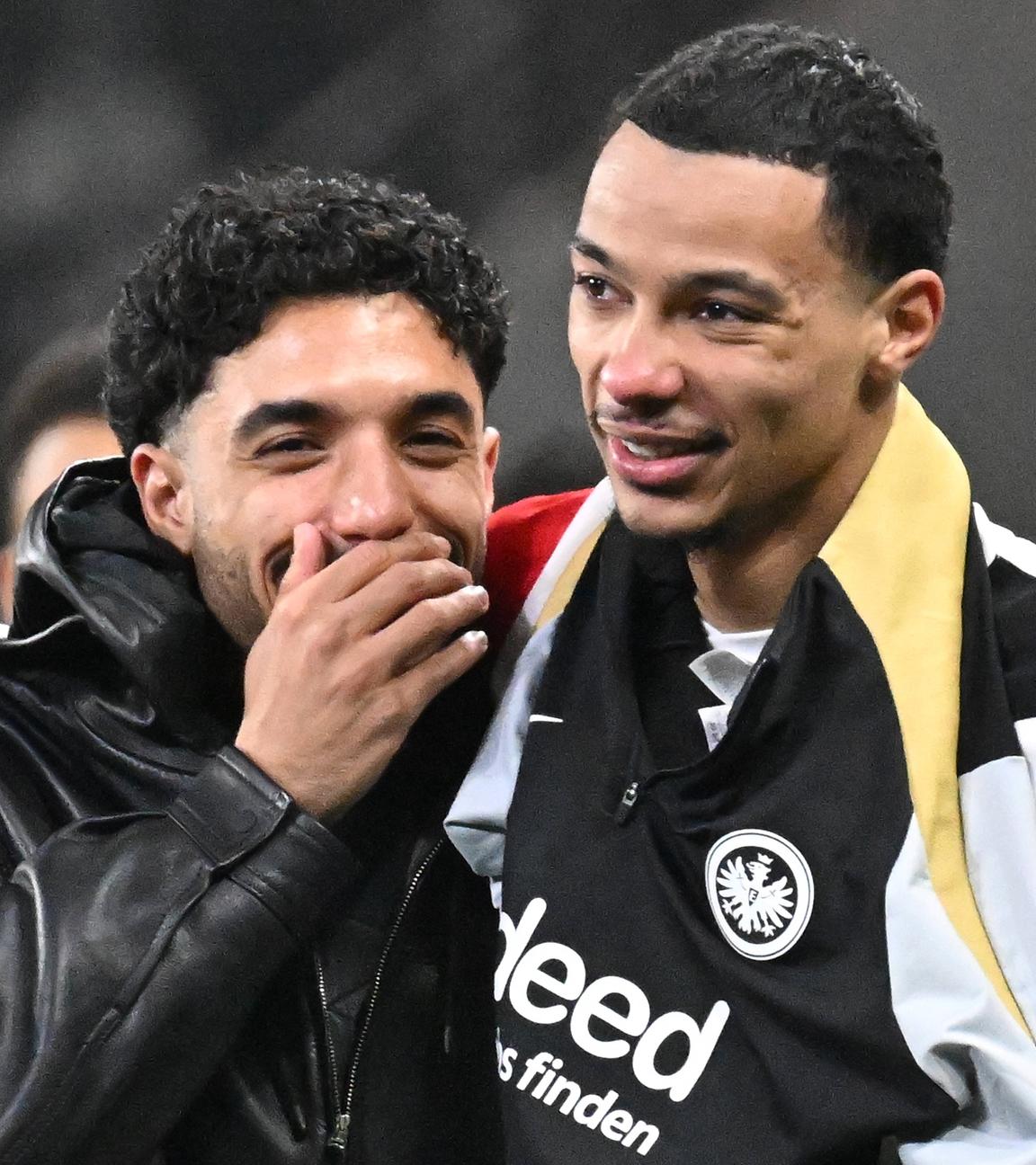 Omar Marmoush (links) und Hugo Ekitiké feiern am 17. Januar 2025 den 2:0-Sieg von Eintracht Frankfurt gegen Borussia Dortmund.