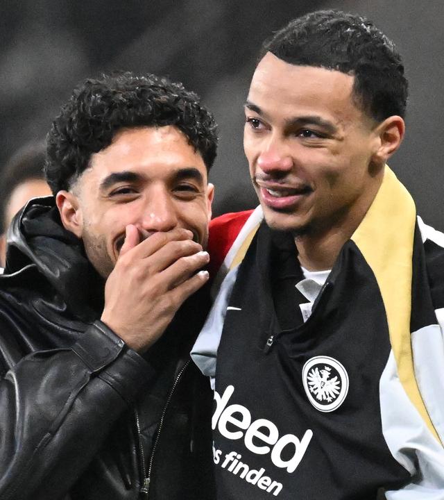 Omar Marmoush (links) und Hugo Ekitiké feiern am 17. Januar 2025 den 2:0-Sieg von Eintracht Frankfurt gegen Borussia Dortmund.