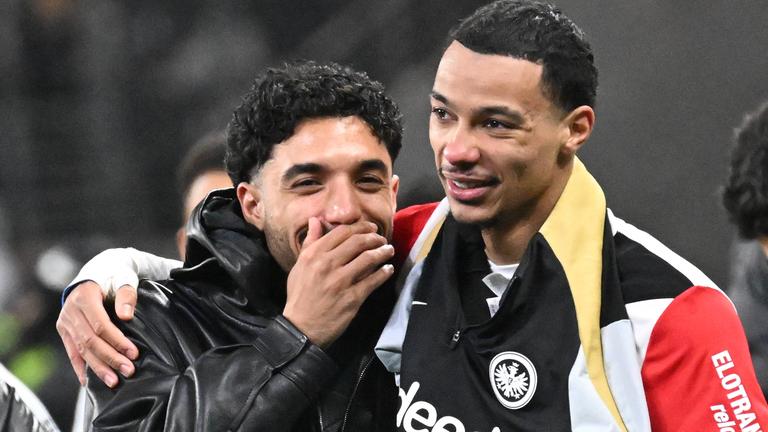 Omar Marmoush (links) und Hugo Ekitiké feiern am 17. Januar 2025 den 2:0-Sieg von Eintracht Frankfurt gegen Borussia Dortmund.