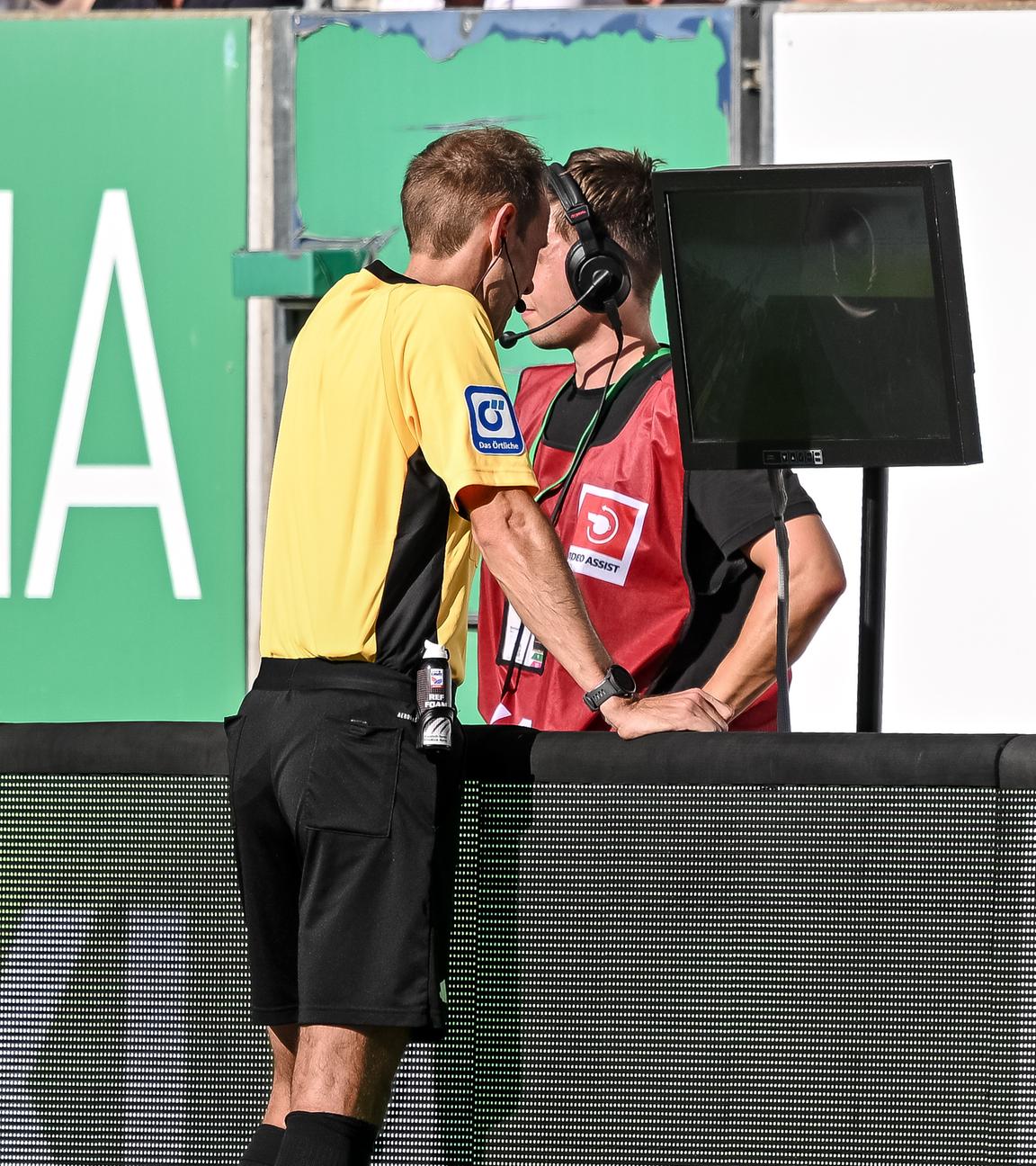 Fußball: Schiedsrichter Stegemann beim Spiel Augsburg - Bremen.