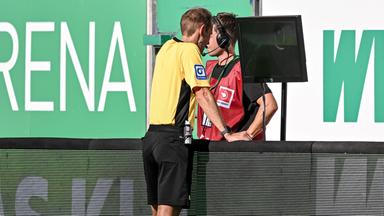 Fußball: Schiedsrichter Stegemann beim Spiel Augsburg - Bremen.