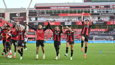 Fussball, Bundesliga: Bayer Leverkusen - RB Leipzig, Schlussjubel der Leverkusener
