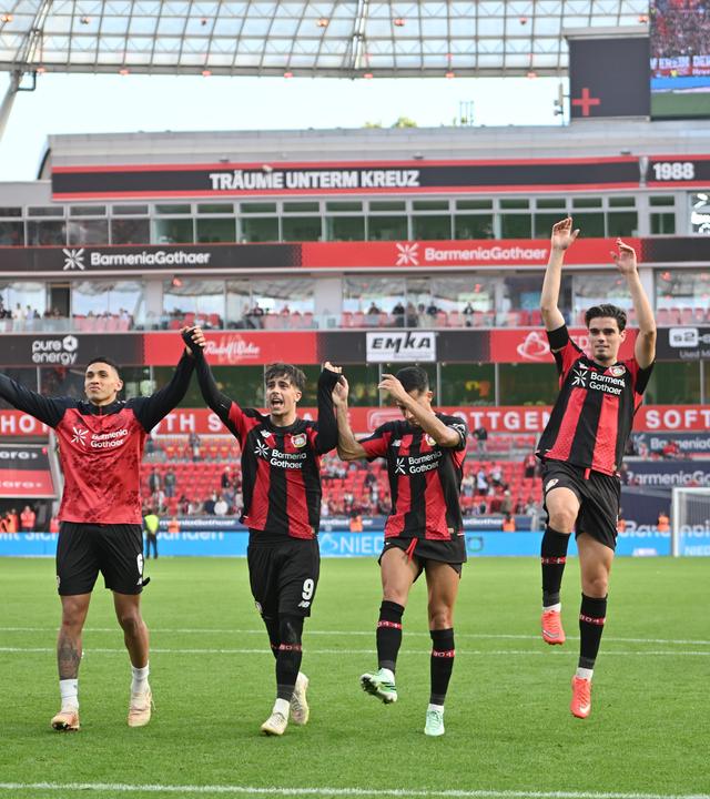 Fussball, Bundesliga: Bayer Leverkusen - RB Leipzig, Schlussjubel der Leverkusener