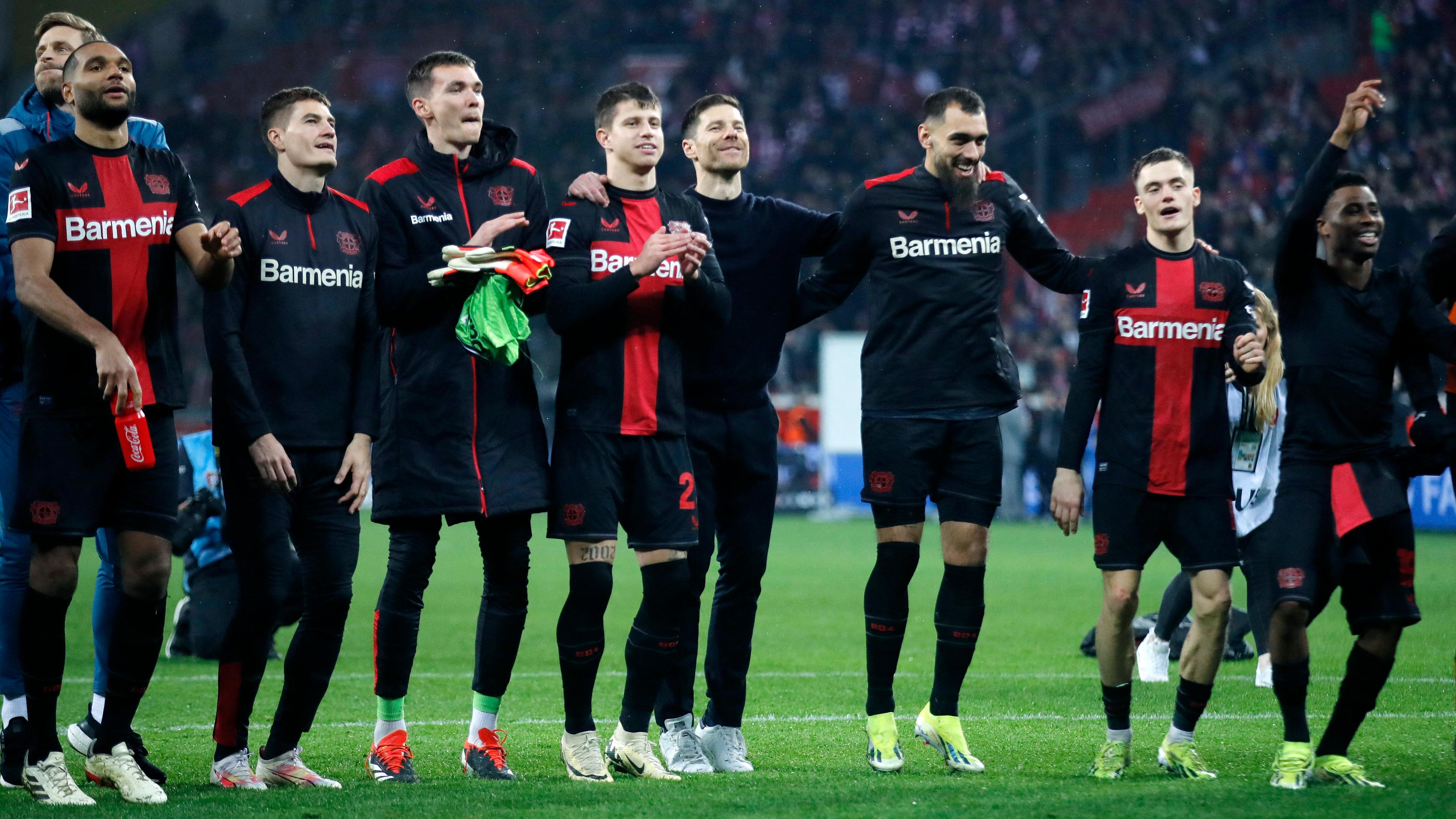 Trainer Xabi Alonso jubelt mit seinen Spielern nach dem Spiel 