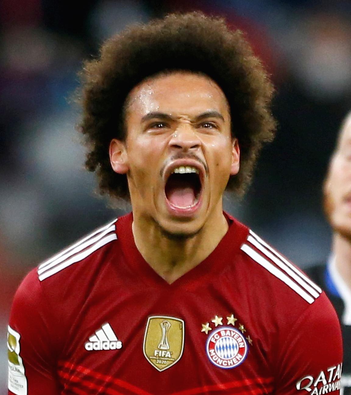 Leroy Sane vom FC Bayern München freut sich über das Tor zum 1:0 gegen Bielefeld am 27.11.2021 in München. 