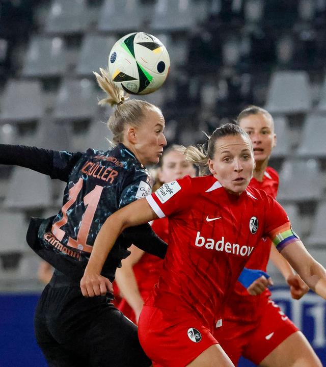 Lea Schueller (FC Bayern München / links) und Lisa Karl (SC Freiburg) im Kampf um den Ball im Bundesliga-Spiel am 8.11.2024