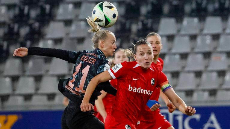 Lea Schueller (FC Bayern München / links) und Lisa Karl (SC Freiburg) im Kampf um den Ball im Bundesliga-Spiel am 8.11.2024