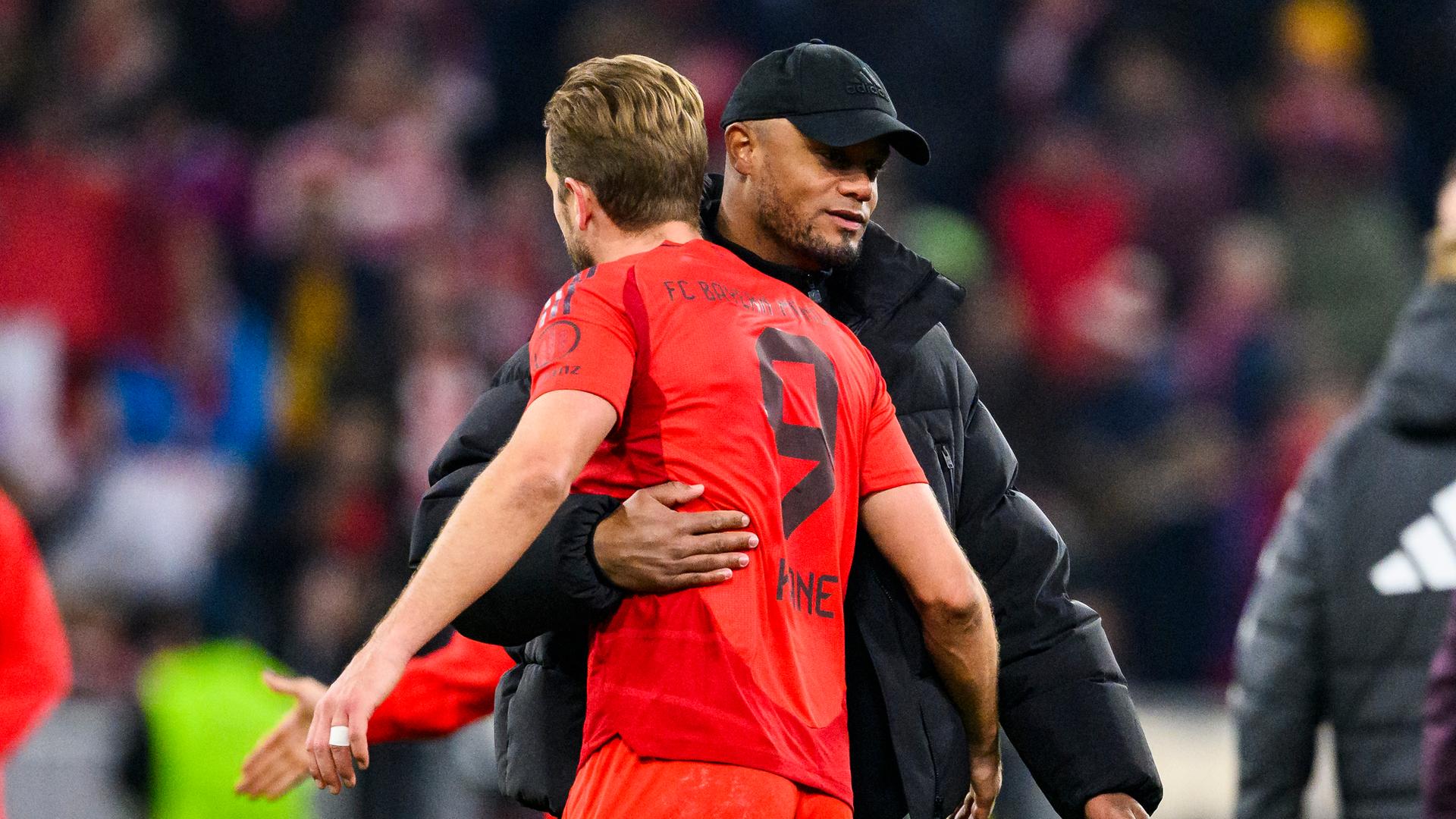 Fußball, Bundesliga, Bayern München - 1. FC Union Berlin: Münchens Trainer Vincent Kompany (r) klatscht nach dem Spiel mit Münchens Harry Kane (l) ab.