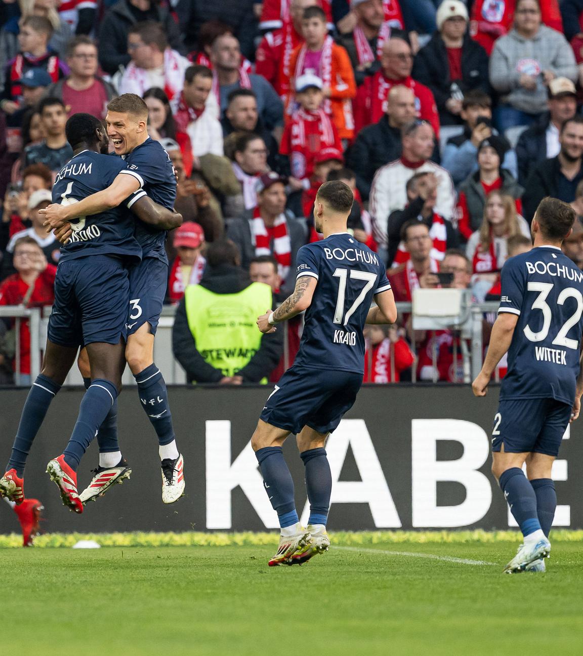 Jakov Medic (VfL Bochum, 13), Tom Krauss (VfL Bochum, 17) und Maximilian Wittek (VfL Bochum, 32) bejubeln mit Ibrahima Sissoko (VfL Bochum, 6) dessen Tor zum 2:2-Ausgleich. Leroy Sane (FC Bayern Muenchen, 10) ist bedient.