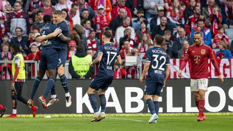 Jakov Medic (VfL Bochum, 13), Tom Krauss (VfL Bochum, 17) und Maximilian Wittek (VfL Bochum, 32) bejubeln mit Ibrahima Sissoko (VfL Bochum, 6) dessen Tor zum 2:2-Ausgleich. Leroy Sane (FC Bayern Muenchen, 10) ist bedient.