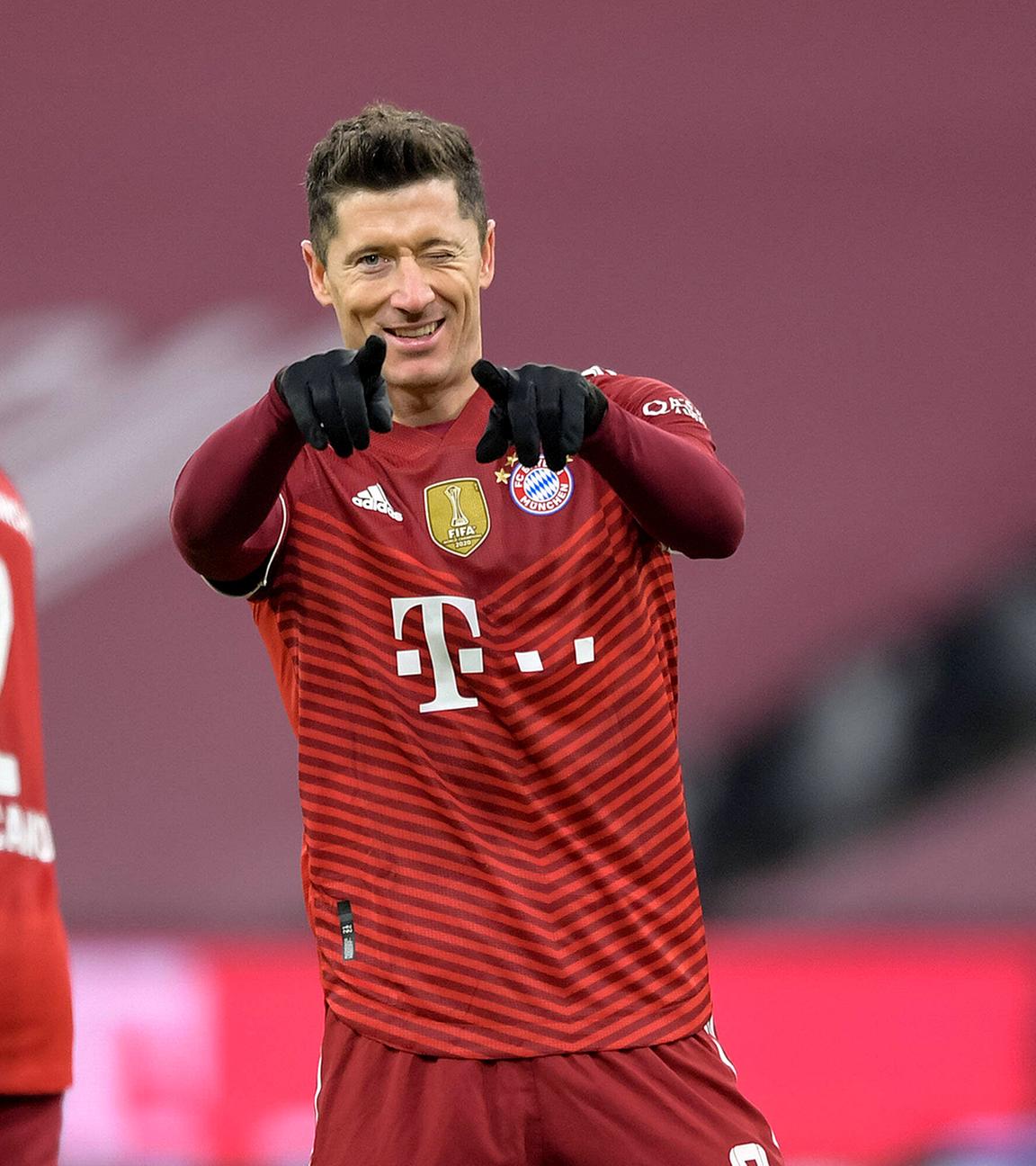 Robert Lewandowski zwinkert in die Kamera.