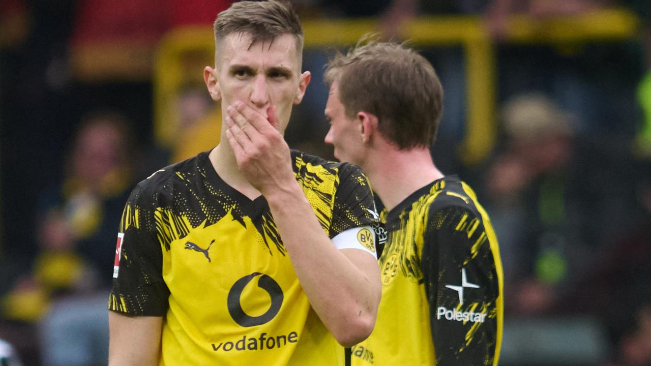 Fußball, Bundesliga, Borussia Dortmund - Bayer Leverkusen: Nico Schlotterbeck (l, Borussia Dortmund) reagiert nach dem Spiel neben Maximilian Beier (Borussia Dortmund).