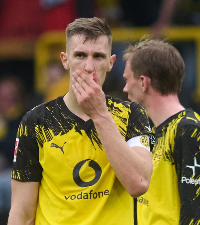 Fußball, Bundesliga, Borussia Dortmund - Bayer Leverkusen: Nico Schlotterbeck (l, Borussia Dortmund) reagiert nach dem Spiel neben Maximilian Beier (Borussia Dortmund).