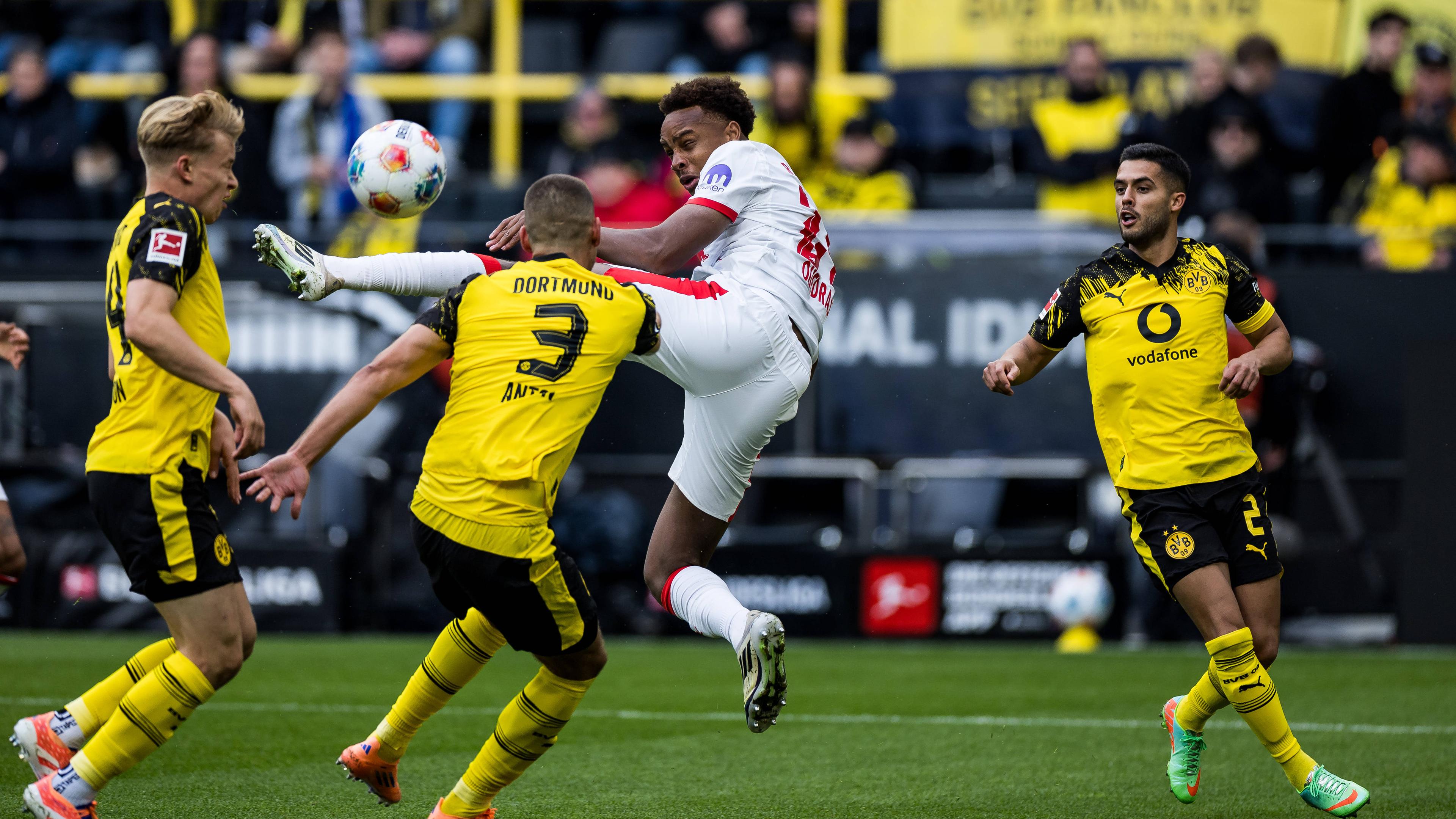 Assan Ouedraogo von RB Leipzig im Kampf gegen Spieler von Borussia Dortmund.