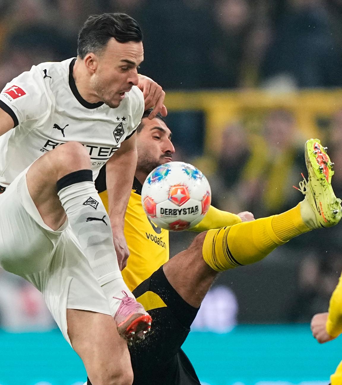 Der Gladbacher Tabakovic im Duell mit Dortmunds Can.