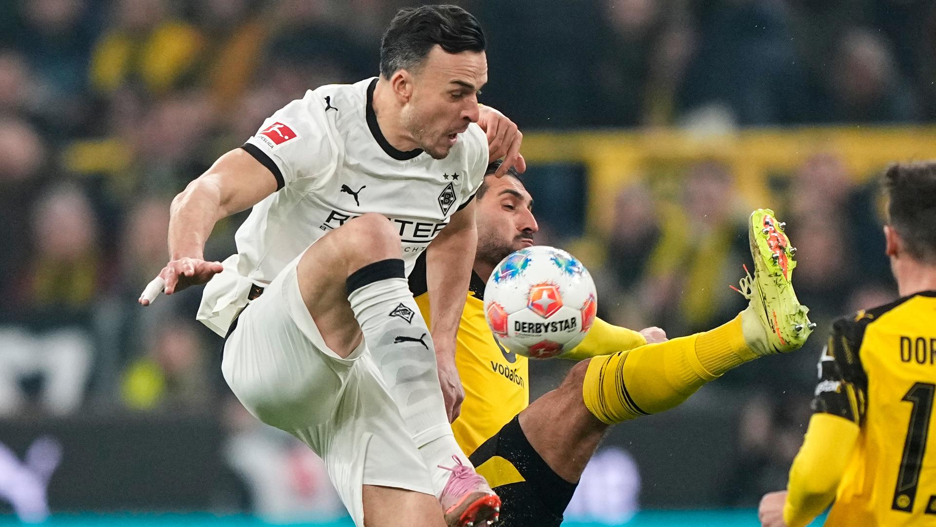 Der Gladbacher Tabakovic im Duell mit Dortmunds Can.