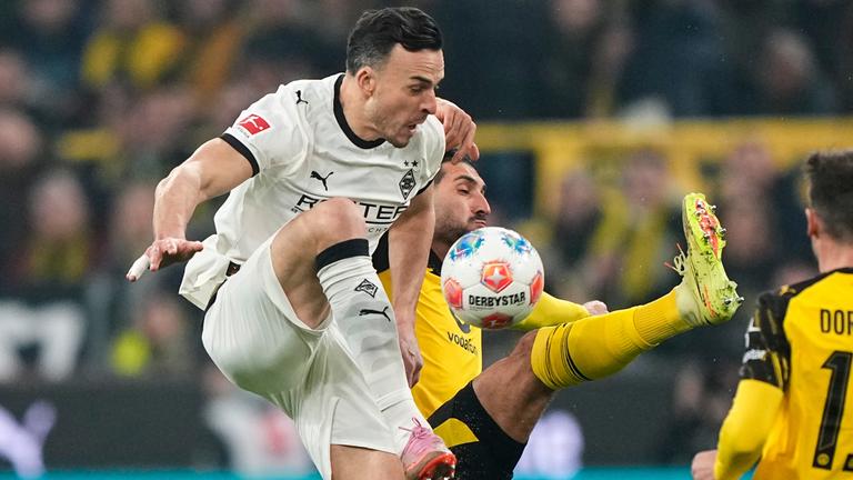 Der Gladbacher Tabakovic im Duell mit Dortmunds Can.