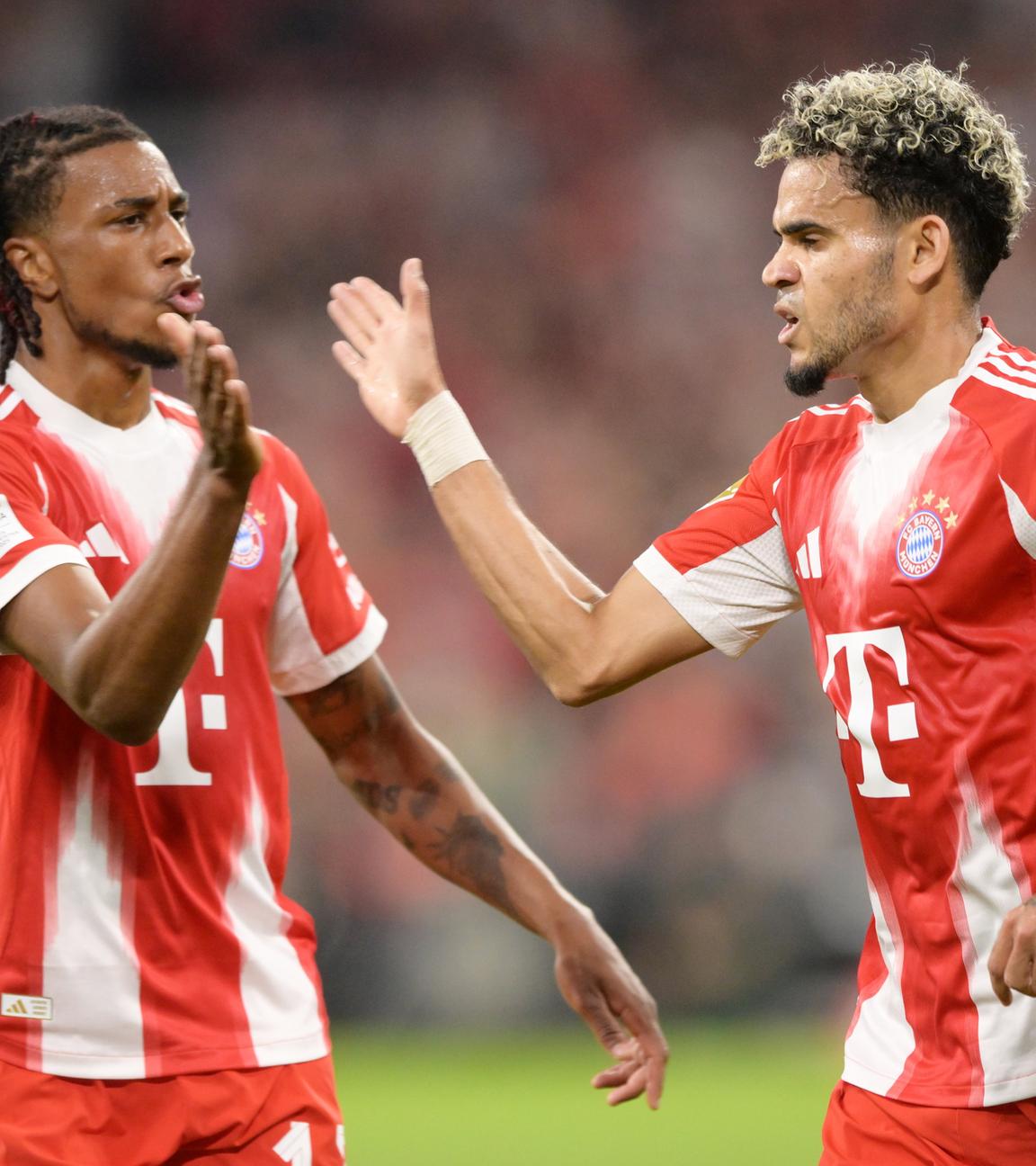 Michael Olise gratuliert Luis Díaz zu dessen Treffer zum 2:0.