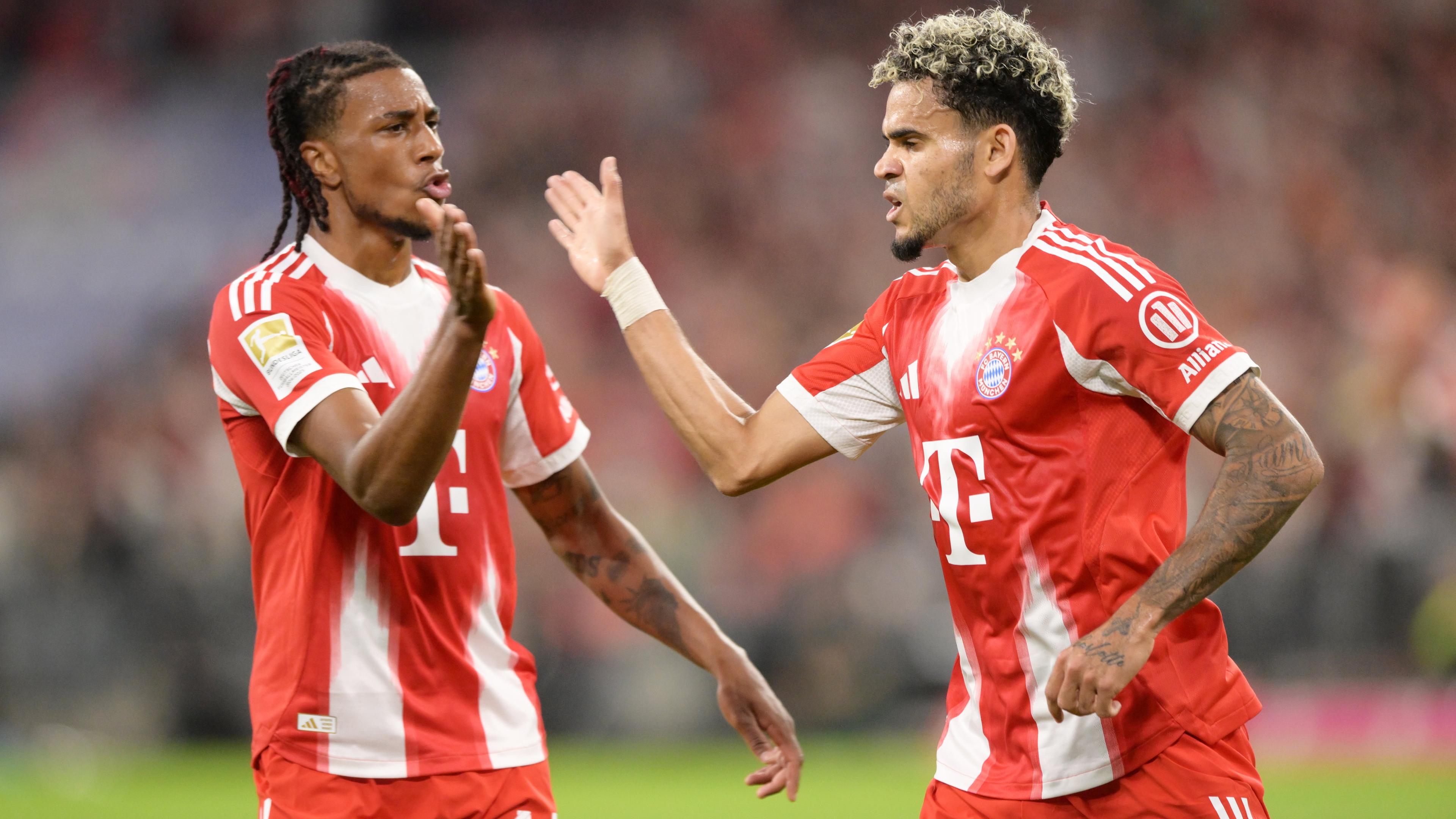 Michael Olise vom FC Bayern gratuliert Luis Díaz zu dessen Treffer zum 2:0.