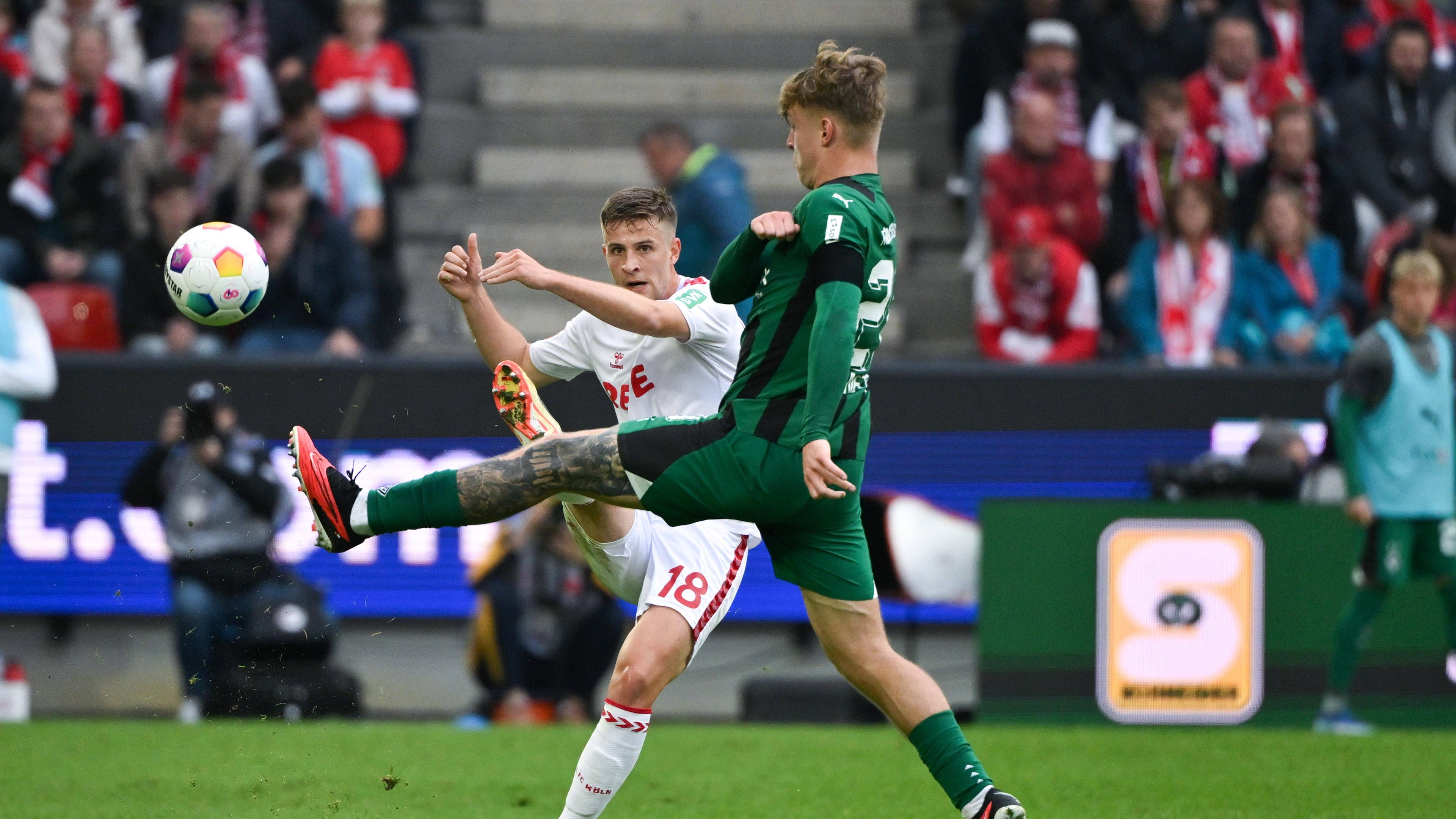 Fußball, Bundesliga, FC Köln - Borussia Mönchengladbach: Rasmus Carstensen (1 FC Köln) und Luca Netz (Borussia Mönchengladbach) im Zweikampf.