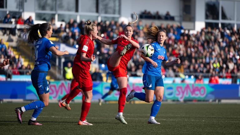 Giulia Gwinn (FC Bayern Muenchen, 07) im Zweikampf mit Jamilla Rankin (TSG Hoffenheim, 05), daneben Carolin Simon (FC Bayern Muenchen, 30), Marta Cazalla Garcia (TSG Hoffenheim, 15)