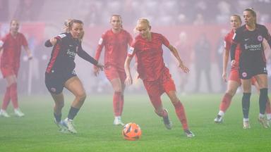 Fußball, Bundesliga, Frauen, FC Bayern München - Eintracht Frankfurt: Pernille Harder (21, FC Bayern München) und Pawollek Tanja (31, Eintracht Frankfurt) im Zweikampf