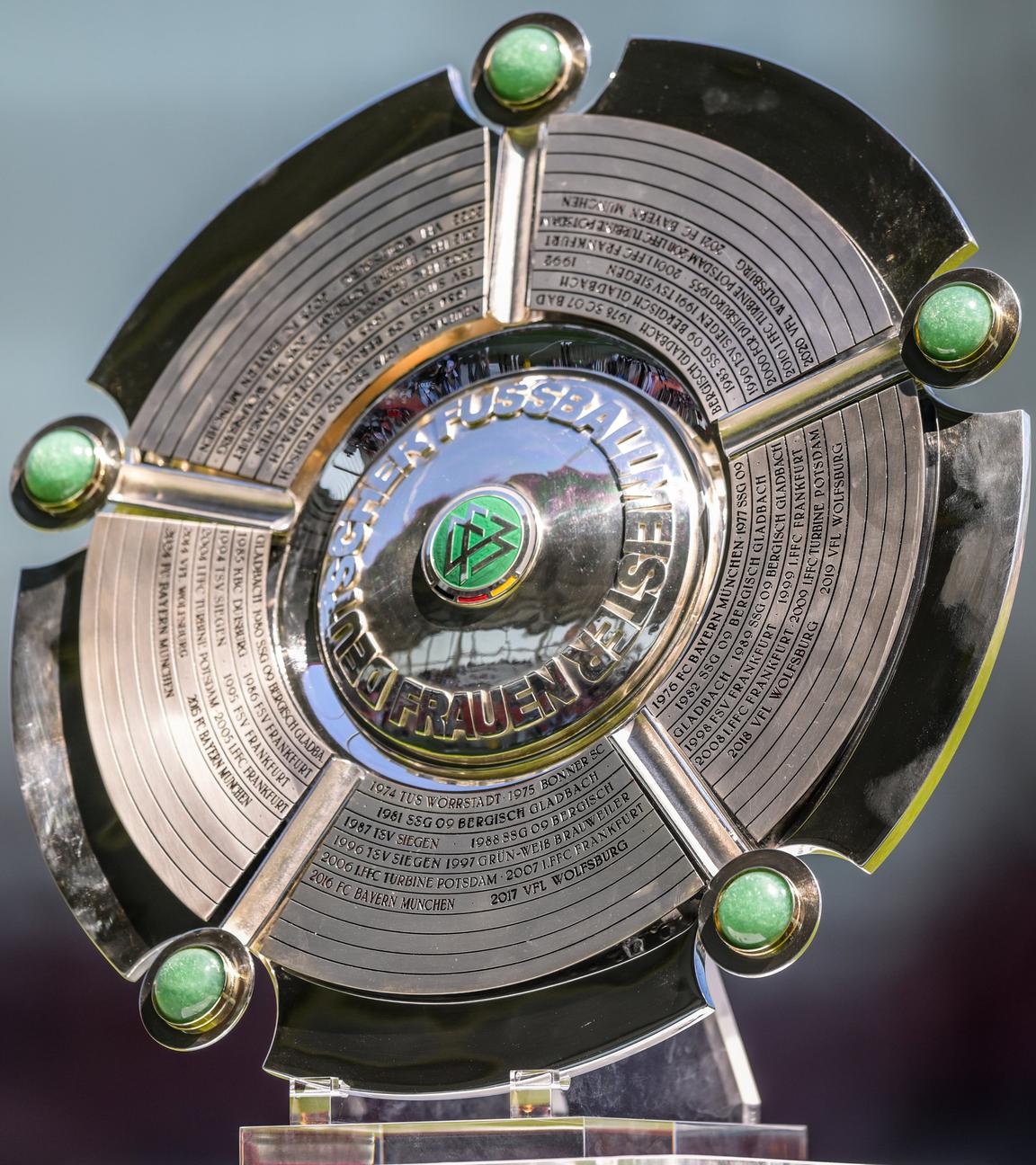 Die Meisterschale der Bundesliga der Frauen.