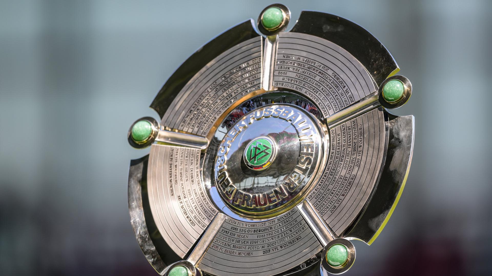 Die Meisterschale der Bundesliga der Frauen.